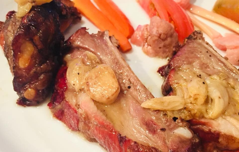 【ラミハイのスペアリブ!SPER RIBE】
ミハイさんの肉料理に惚れてリピーターとなる方も多いスペアリブ。大きなお皿でどーんと出てきますが、じっくり焼きを入...